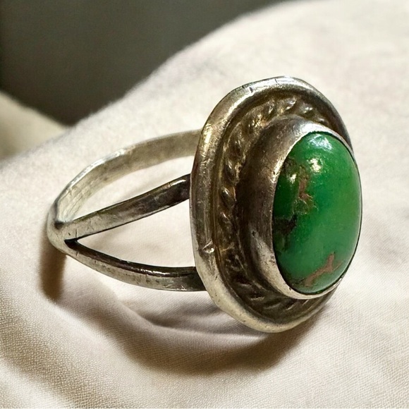 Vintage Navajo Green Turquoise Sterling Silver Ring (6.5) - Picture 4 of 6